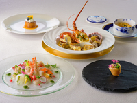 [Portata Bouillabaisse] Gustatevi un menu di 5 portate a base di aragosta e bouillabaisse di frutti di mare. Include una bevanda a scelta (solo su prenotazione). Da aprile 2026 in poi, cliccate qui.