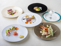 【VOYAGE】  Inspired by the spirit of travel, Voyage invites guests to discover the diverse flavors of Ise-Shima through a flexible and personalized dining experience.  The course begins with seasonal appetizers showcasing local ingredients, followed by your choice of Spiny Lobster or Seahorse's signature Bouillabaisse. For the main course, select ei