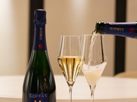 Limited Time Offer: Get a free bottle of champagne with a Spring Festival party of 4 or more. Reservations for the à la carte menu are limited to 4 or more people.