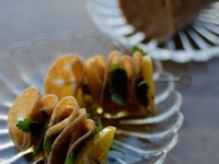 매운 생선 몰타 델라와 노란색 비트의 핀초스