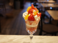 [土日祝]2Fパフェ「苺と紅まどんなパフェ」のお食事コース