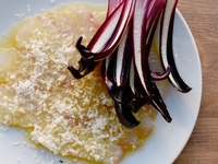 红鲷鱼刺身配柠檬油醋汁和辣根