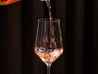 （晚餐）享用精选 Ruinart 桃红香槟搭配我们的主厨精选菜肴