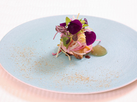 Abulón Ezo, botín del mar, cocinado al vapor en sal suave y ecumenizado con salsa americana