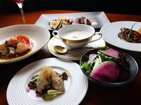 1月20日～2月末まで＜冬の美味コース＞牡蠣の前菜、フォアグラ、かぶのクリーミーなスープ、蝦夷鮑に甘鯛、海老　【黒毛和牛ロース150ｇ】とガーリックライスも。寒い時期、鉄板焼きで優雅なひとときを。