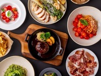 午餐套餐包括沙拉自助餐、飲料吧和餐後甜點，非常適合媽媽會議和女孩聚會。