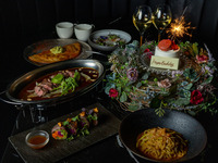 二月起推出【白金生日套餐】，包含蟹肉面、墨西哥披萨、安格斯牛排等美食，以及鲜花花环蛋糕和香槟祝酒。奢华周年纪念套餐，远超其他同类方案。