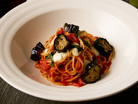 X限定予約特典キャンペーン【平日ディナー】揚げ茄子とモッツァレラチーズのトマトバジルパスタ＆セミビュッフェ