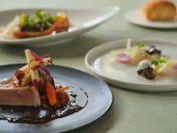 ★1/16(金)スペシャルセール！1,500円OFF★深谷ネギのパイ包みスープやサーモンポワレ、メインに国産豚ローストか国産牛ロースのロティ、ロッシーニを選べるランチ全5品-SHIKITEI-（平日）