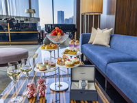 【11時・11時半入店】コンラッド・ベア付き・桜ストロベリーデラックスアフタヌーンティー with ロンジン