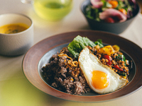 ガパオライス　フライドエッグ（サラダ・スープ付）