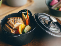 ココットランチセット　美味鶏のグリル　グリーンカレー　（サラダ・スープ付）