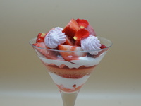 パフェ　ストロベリーピンク