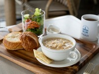 [Light Meal Set] Clam Chowder with Lots of Clams (San Francisco Style, as desired) & Cream Soda | 2,400 yen
