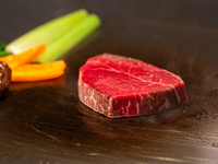 Isang marangyang siyam na putahe na pagkain na nagtatampok ng Ginrei at Byakurin, foie gras, at pagkaing-dagat, na mabibili lamang tuwing Enero at Pebrero, kasama ang isang baso ng champagne.