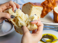 【丰盛套餐】晚餐套餐包含炭烤牛排、新鲜鱼类和自制佛卡夏面包