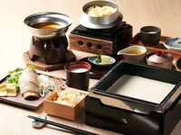 Weekday limited price [Tofu Lunch Course] "Freshly made 'Hitohi' tofu", "Yuba Kamameshi" (rice cooked in a pot), "Small pot of golden broth with seasonal fish and flat-shaped tofu skin"