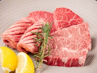 Standard course (10dishes in total): Our recommended plan includes grilled sukiyaki, choice of yukhoe, thick-sliced tongue, thick-sliced skirt steak, WASABI kalbi, lean fillet, lamb, and rice with raw egg for the final dish, as well as dessert.