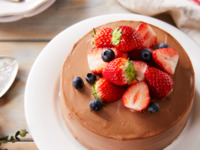 【★バレンタインデー迄のおすすめアニバーサリーディナー★】乾杯酒＆ミニブーケ＆卓上キャンドル装飾付！チョコクリームのホールケーキにメインはオーストラリア産牛サーロインの全4皿！