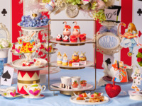 ＜平日＞『スパークリングワイン付きアリスのストロベリーアフタヌーンティー』“不思議の国のアリス”の甘いお茶会へ誘う　マリアージュフレールもお替り自由　12/26～3/15