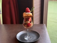 苺とピスタチオパイのパフェ