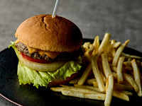 Starting March 1st [Lunch] Online reservations only: Includes one drink of your choice ★ Plenty of vegetables! Salad buffet lunch including a popular dessert (Main course: Japanese beef cheddar cheeseburger with your choice of sauce)