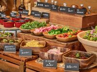 【平日：午餐套餐】当日自选主菜 + 沙拉、面包和软饮自助餐