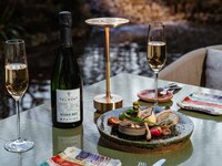 [Terrace seating] Enjoy a free-flow plan with one-plate dishes such as homemade pickles and smoked meat during aperitif hour.