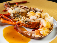 [Miyabi] Un menu complet luxueux avec deux plats principaux, dont le menu spécial printemps [Mizuharu] et le teppanyaki de langouste.