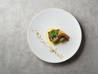 【週末及假日休閒午餐】套餐包含開胃菜、主菜和甜點三道菜（共4道菜，90分鐘）