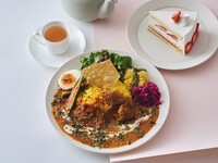 [Special Lunch with Dessert & Drink] Two kinds of spiced curry: Butter Chicken and Tomato Dal, served in a thali style.