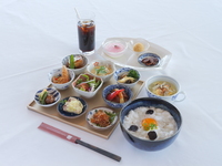 【3月ランチ】季節のこだわり小鉢九種+麻婆豆腐飯