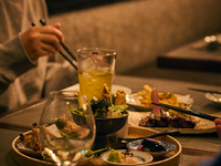 Includes 2 hours of all-you-can-drink [Take: Shibuya Tongue-Swallow Course] from appetizer rolls to the main charcoal grilled dish and garlic rice to finish off the meal!