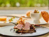 ♡ホワイトデーにミニブーケを添えて♡国産玉ねぎのパイ包みスープや鮮魚のグリル、メインに国産豚ローストか国産牛サーロインステーキ、ロッシーニを選べるランチ全5品