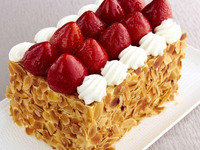 [Takeout] Strawberry mille-feuille (approx. 16cm x 11cm x 12cm)