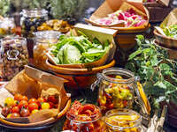 【Web予約 / 乾杯ドリンク付き】平日 サラダバー＆グリル料理＆3種のスイーツ盛り合わせからなるランチコース（4名様～）