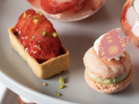 Only available at 2 PM / Strawberry and cherry blossom afternoon tea at Banker's Bar / Free drink included