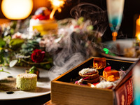 [Rich Birthday Course] Anniversary plan with book-shaped hors d'oeuvres, flower wreath cake, and birthstone cocktail to create a memorable memory for your loved one