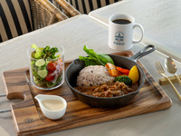 [Message Plate Included! Light Meal Set] Shrimp and Scallop Tomato Curry with Multigrain Rice and Cream Soda | 3,200 yen