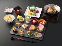 【庆祝特别菜单】～色彩缤纷～包含12种海鲜和煮当地红鲷鱼的超值套餐。