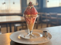 苺とキャラメルプリンのパフェ