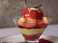 【Cafe｜平日】あまおういちごとピスタチオのパフェ（ワンドリンク付）