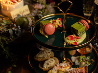 【17時or17時半予約限定　ライトアニバーサリープラン】グランドメニュー人気商品 人気のディナーアフタヌーンとフラワーリースケーキでお祝い 誕生石カクテル付き記念日プラン