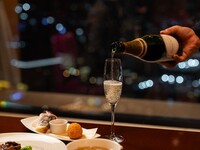 <Dîner> ★Recommandé pour la Fête des Mères★ Un assortiment de quatre desserts spéciaux, dont le traditionnel dim sum chinois « Brioche aux Pêches », vous sera proposé ! Menu « Fuki » | 15 000 yens par personne