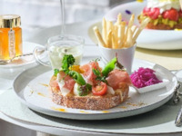 【サンド】HACCIはちみつ　生ハムと春野菜のライ麦ブレット　パッションの香り（ドリンク1杯付）