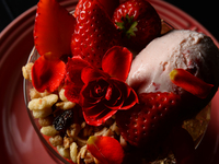 Web予約限定5%OFF【3/23~5/31】ナイトパフェ ストロベリーガーデン　～秘密の薔薇園～「苺と薔薇が彩る、夜の秘密の庭園」