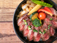 ～熊本の魅力を一皿に～赤牛ステーキ丼（スープ付き）