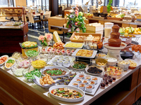 Golden Week Limited Offer: [Brunch for Adults] Enjoy an urban resort brunch featuring a hotel buffet incorporating locally sourced ingredients.