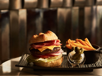 平日：「メロンパフェ」選べるサンドイッチ付