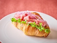 ＜平日＞『クロワッサンサンド付き抹茶香るストロベリーアフタヌーンティー』 新緑の爽やかな装い～饗宴するひとときを～　マリアージュフレール1杯＋その他ドリンクお替り自由